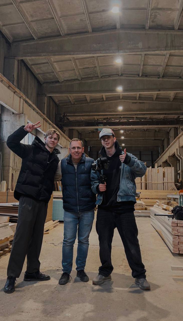 Conten komanda su klientu filmavimo vietoje